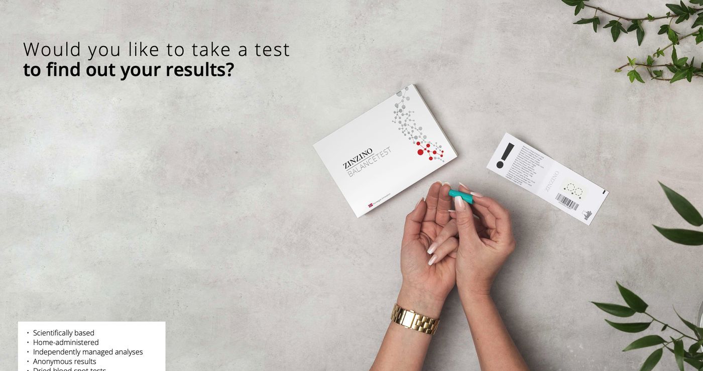 Tangan membuka kit BalanceTest di atas meja